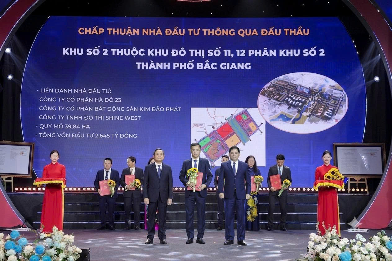 Công ty Cổ phần Hà Đô 23 đại diện liên danh nhận quyết định đầu tư dự án tại Hội nghị công bố Quy hoạch chung đô thị Bắc Ninh
